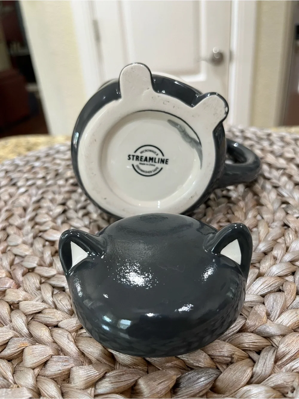 Ceramic Black & White Grumpy Cat Mug with Lid - Cute Pet Design